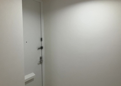 【玄関】 | シーアイハイツ町田Ｆ棟 | 玄関は家の顔でもあり、家族以外の目にも止まる場所です。玄関は外との間を仕切る扉、靴などをしまっておく収納スペース、靴脱ぎのたたきスペース、来客とのやり取りをするドアホンなど複数のアイテムからなります。