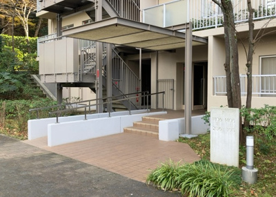 【エントランス】 | シーアイハイツ町田Ｆ棟 | マンションのエントランスには、もともと風よけや防犯の役割がありますが、マンションによって宅配ボックスなどの設備が備わっている所もあります。日々の生活をイメージしながら生活しやすさをチェックしましょう。