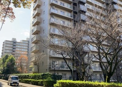 【外観】 | シーアイハイツ町田Ｆ棟 | 外観はマンション管理がされているかの目安になります。築年数が古いと、壁面は劣化してひび割れが生じることも！建物が古びていても細かいところが修繕されていると、きちんと管理されているなぁと感じるでしょう。