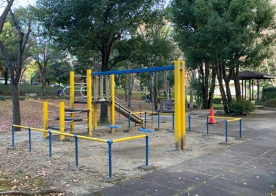 【中庭】 | シーアイハイツ町田Ｆ棟 | 中庭（パティオ）とは、一つの建築物の内部に設けられた、壁などで囲われている庭のことを指します。コの字型、ロの字型が主流ですが、L字型の中庭もあります。最近では、インテリア性の高さからも人気があります。