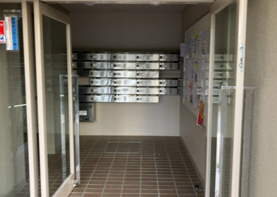 【設備】 | シーアイハイツ町田Ｆ棟 | エントランス付近に設置されている集合ポストは、住んでいる部屋と離れているため、ポストをあさるなど誰かに何かされていても被害に気づきにくいです。入居する時には他人に特定されにくい番号で鍵をかけましょう！