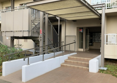 【ロビー】 | シーアイハイツ町田Ｆ棟 | ラウンジは、マンションの共用スペースに椅子やテーブルなどを配置した利用者が寛げる空間です。屋内型ラウンジと屋外型ラウンジがあります。共用部分の管理状況と合わせて、詳細については現地でご確認ください。