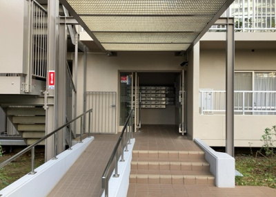 【ロビー】 | シーアイハイツ町田Ｆ棟 | ロビーというと、エントランスと何がちがうの？と思いますよね。実はロビーとエントランスには明確な決まりはありません。物件によっては、エントランスを入って広がるある程度の広さのある空間がロビーとなります。