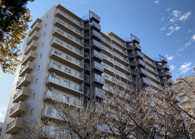 【外観】 | シーアイハイツ町田Ｆ棟 | ＲＣ造、Reinforced Concreteは直訳すると補強されたコンクリートです。主に柱や梁・床・壁が鉄筋とコンクリートで構成おり、鉄筋を組んだ型枠にコンクリートを流し込んで固めたものを指します。