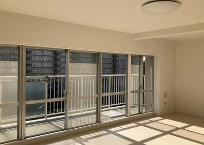 【居間・リビング】 | シーアイハイツ町田Ｆ棟 | リビングの間取りの種類は大きくわけてリビングとダイニングが別になっているタイプ、リビングダイニング一体型です。どちらも一長一短ですので、家を選ぶ時はその両面をチェックして決めるようにしましょう。