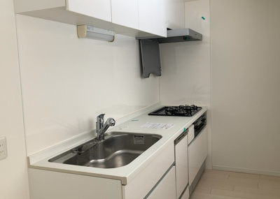 【キッチン】 | シーアイハイツ町田Ｆ棟 | 標準的なシステムキッチンの横幅は、165cm～300cm程度です。2100・2400・2550・2700などミリ単位で表記されます。普段どのように料理をするのかを想定しながら合ったサイズを選びましょう