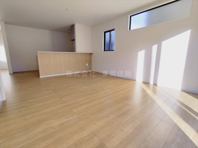 【居間・リビング】 | 川越市山田　全2棟　2号棟 | こちらの20.1帖のリビングで趣味の時間をお楽しみください