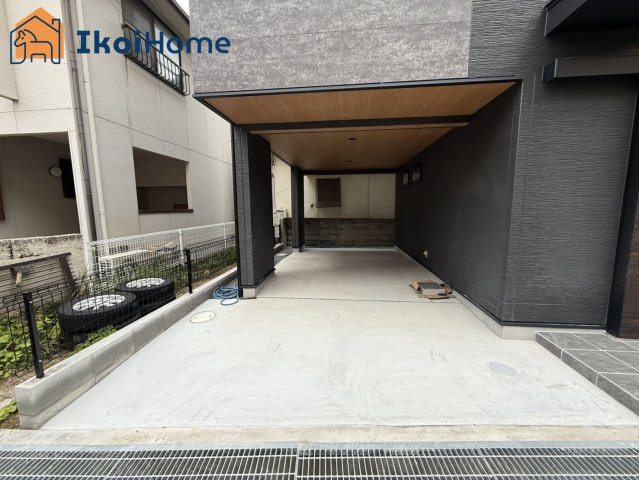 明石市中朝霧丘　新築戸建の駐車場|【ホームページに現地動画掲載中】●年中無休：当日予約可●屋根付き駐車場1台ございます！雨でも安心！