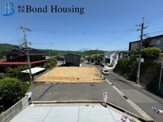 LDK約20帖で広々・W発電システム搭載　秋葉台3丁目の前面道路含む現地写真