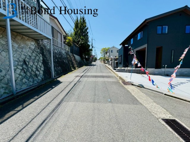 LDK約20帖で広々・W発電システム搭載　秋葉台3丁目の前面道路含む現地写真