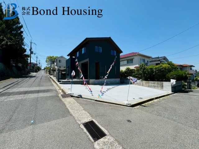LDK約20帖で広々・W発電システム搭載　秋葉台3丁目の前面道路含む現地写真