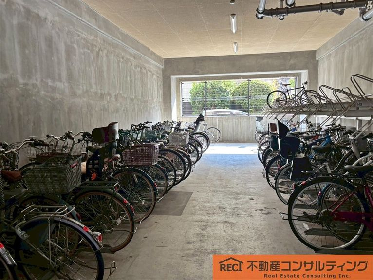 ライオンズマンション住吉川の駐輪場