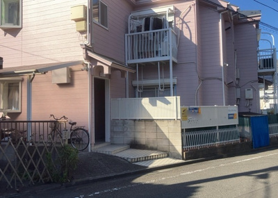 【外観】 | グレイスハイム | 現地に行くなら、物件の周囲の地形がどうなっているかを見ることも大切です。周辺より低くなっている土地では、大雨などで水が集まりやすいため、地盤が弱くなっているということも考えられるため、注意が必要です。
