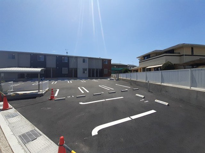 【駐車場】 | エスポアール姫路東 | 駐車場があるので、車を買う予定の方も安心です