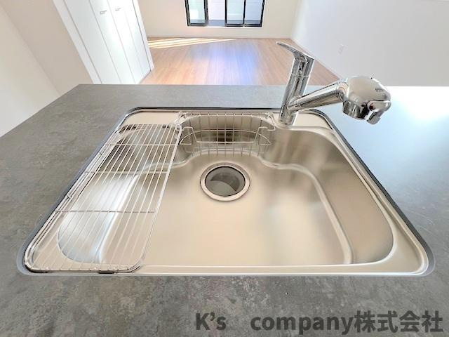 茅ヶ崎市柳島2丁目　新築戸建　2号棟のキッチン|耐久性に優れた扱いやすいステンレス製のシンク◇