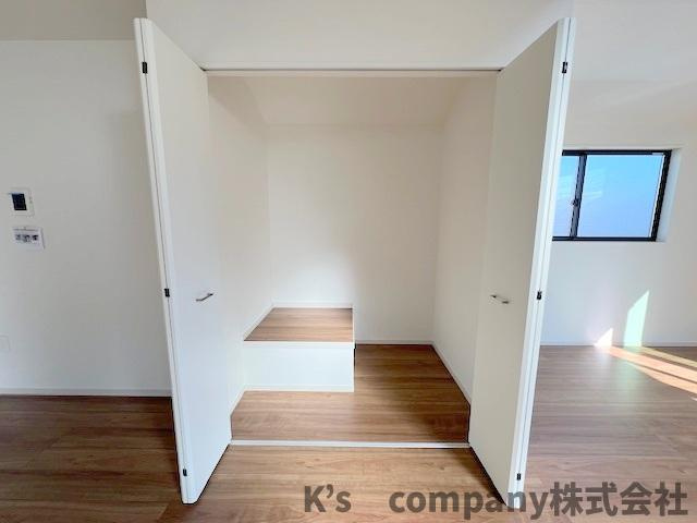 茅ヶ崎市柳島2丁目　新築戸建　2号棟の収納|リビング収納◇大容量でリビングをスッキリと片付けられます◇