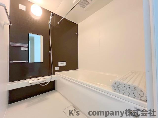 茅ヶ崎市柳島2丁目　新築戸建　2号棟の浴室|浴室はシックでおしゃれな印象で、一日の疲れを癒す心地の良い空間です♪