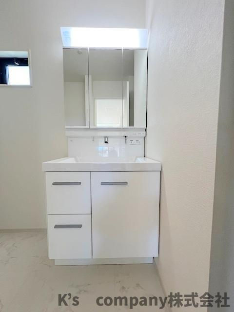 茅ヶ崎市柳島2丁目　新築戸建　2号棟の独立洗面台|三面鏡の内側には小物収納が充実しています◇