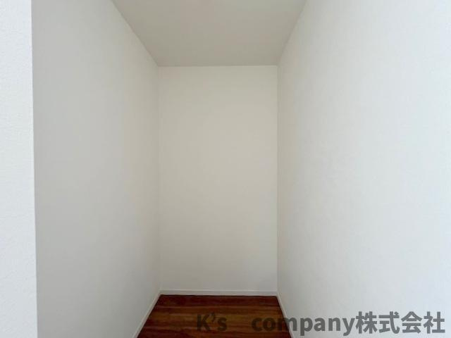 茅ヶ崎市柳島2丁目　新築戸建　2号棟の収納|洋室８帖のウォークインクローゼット☆奥行きがあり季節物の家電も保管できます◇