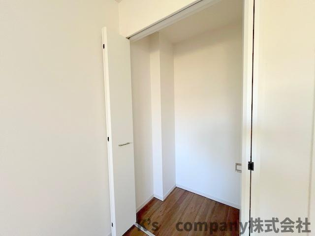 茅ヶ崎市柳島2丁目　新築戸建　2号棟の収納|洋室5帖の収納スペース◇