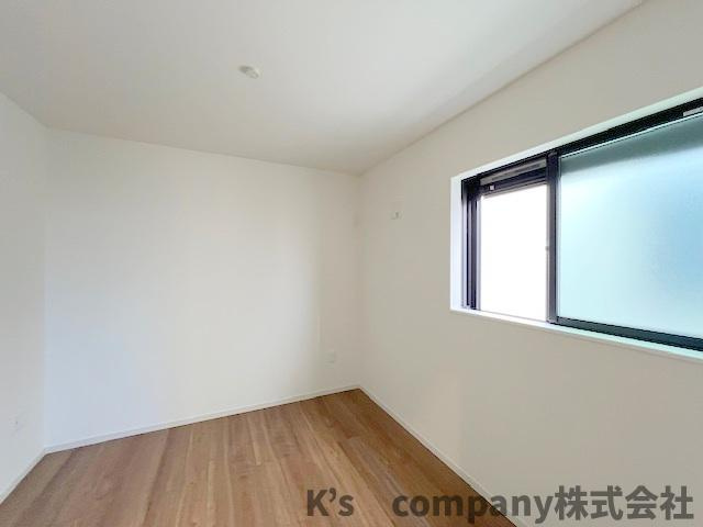 茅ヶ崎市柳島2丁目　新築戸建　2号棟の洋室|サービスルーム5.5帖◇大きな窓から明るい日差しが差し込みます◇