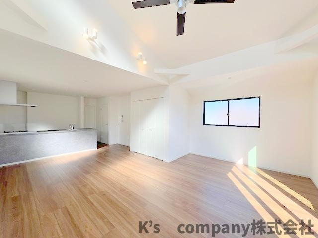 茅ヶ崎市柳島2丁目　新築戸建　2号棟の居間・リビング|リビングは広々21帖以上◇上部は吹き抜けになっていて開放感があります◇