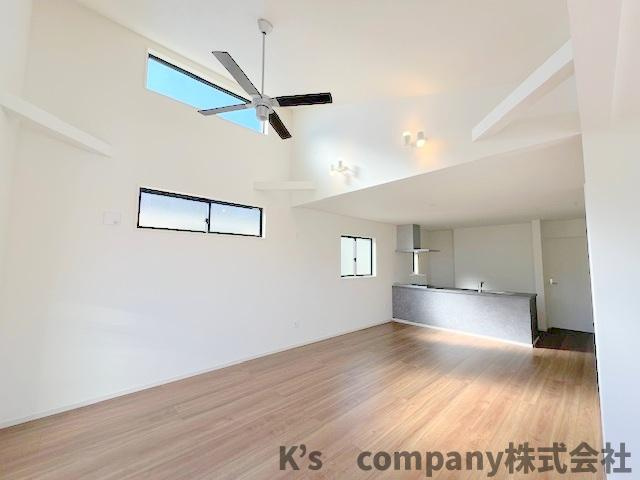 茅ヶ崎市柳島2丁目　新築戸建　2号棟の冷暖房・空調設備|吹き抜け部分には明るさを取り入れる窓と、空調を手助けしてくれるシーリングファン付き☆
