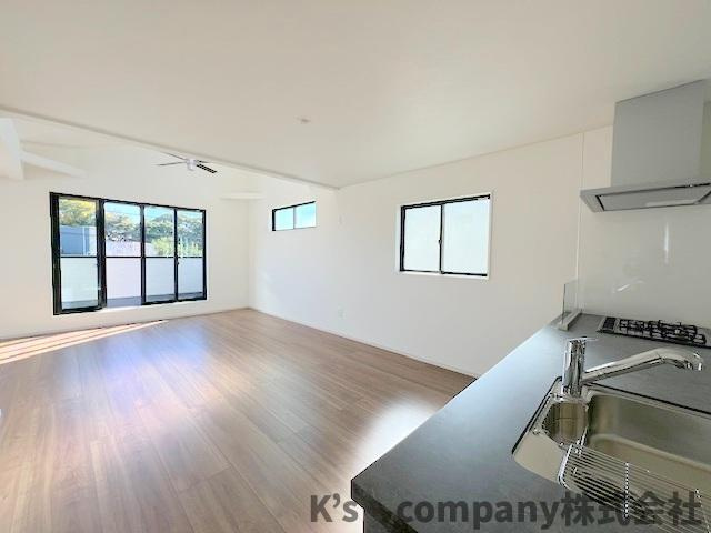 茅ヶ崎市柳島2丁目　新築戸建　2号棟の居間・リビング|キッチン側から見たリビングスペース◇小さなお子様を見守りながらお料理ができます◇
