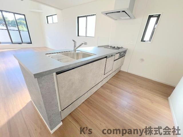 茅ヶ崎市柳島2丁目　新築戸建　2号棟のキッチン|おしゃれなストーン調のシステムキッチン☆