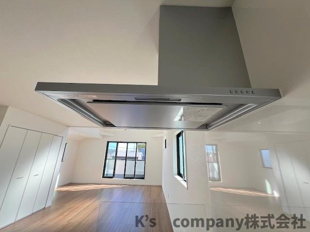 茅ヶ崎市柳島2丁目　新築戸建　2号棟のキッチン|お手入れのしやすいスリムタイプのレンジフード♪