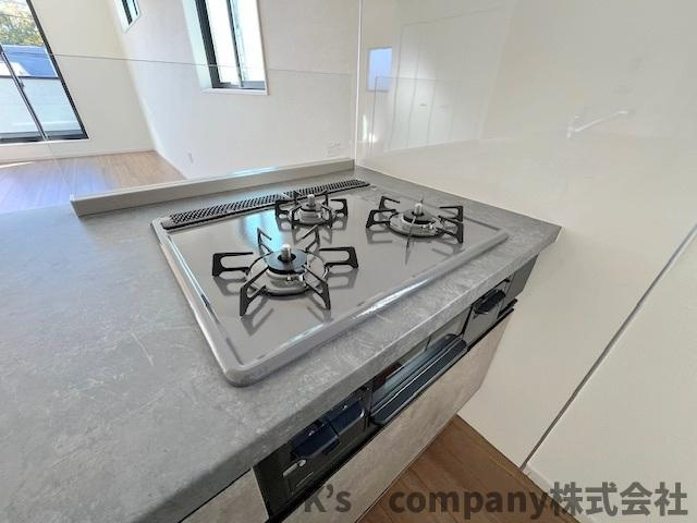 茅ヶ崎市柳島2丁目　新築戸建　2号棟のキッチン|三口ガスコンロでお料理の幅が広がります◇
