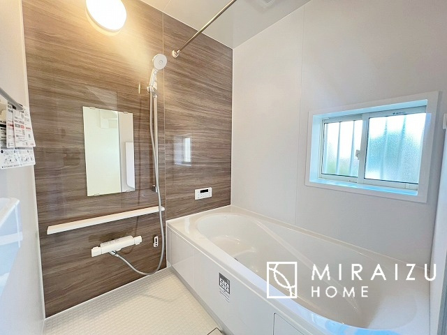 【浴室】 | お子さんとわいわいと楽しいバスタイムもよし、一人でゆったりと入るのもよし、浴室換気乾燥機付きのユニットバス。お洗濯物を干せるだけでなく、カビ防止にもなります。