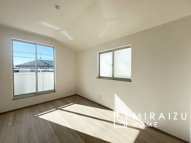 【洋室】 | 暮らしやすさを考えたプランで快適な現地ロケーションを実現。安らぎに満たされる、ゆとりのある日々を過ごせます♪