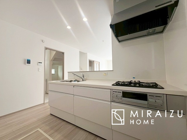 【キッチン】 | 暮らしやすさを考えたプランで快適な現地ロケーションを実現。安らぎに満たされる、ゆとりのある日々を過ごせます♪