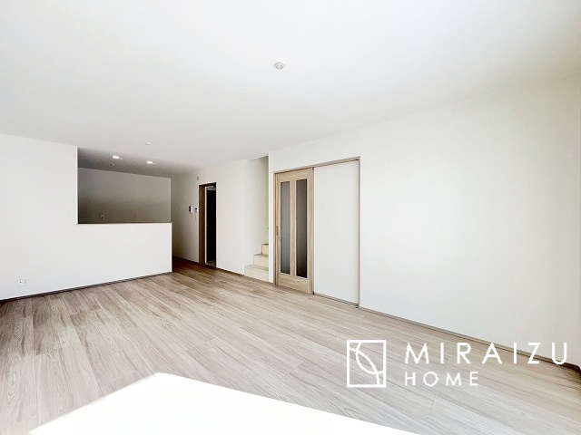 【居間・リビング】 | お子さんが宿題をしたり、ちょっとした作業もできる、家族みんながそれぞれの時間を過ごせるリビングです。