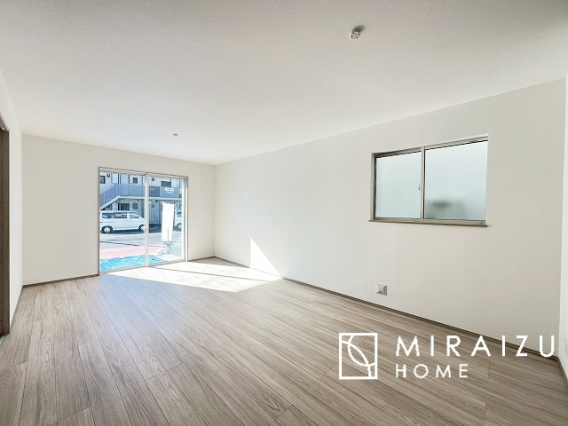 【居間・リビング】 | 食事を取るスペースもリラックスしてくつろげるスペースもお子さんが勉強するスペースも兼ね備えたリビングダイニング。