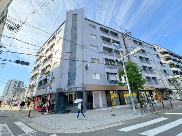 ロイヤルクイーンズパーク上新庄の外観