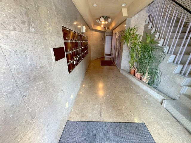 ロイヤルクイーンズパーク上新庄のロビー