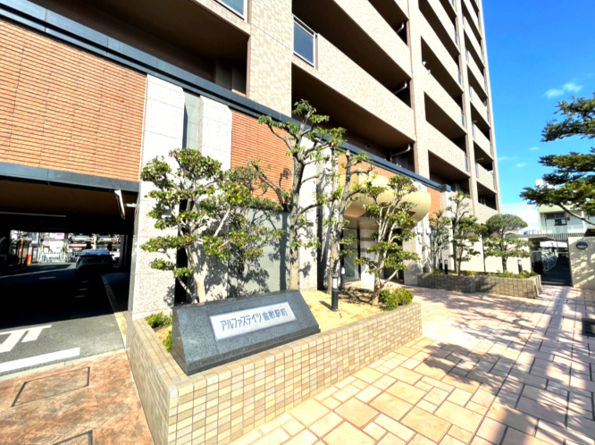 アルファステイツ倉敷駅前のその他共用部分|・エントランス（外）
管理人が平日は日勤管理しており、丁寧に清掃いただいております。