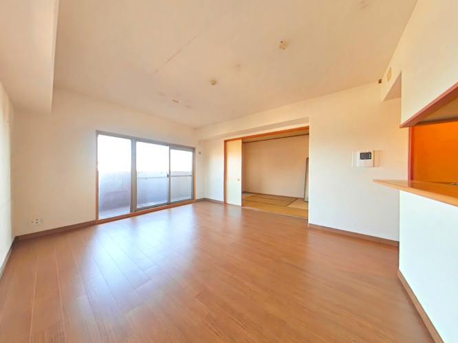 アルファステイツ倉敷駅前の居間・リビング|・リビングダイニング
日中は電気を付けなくても明るいです！