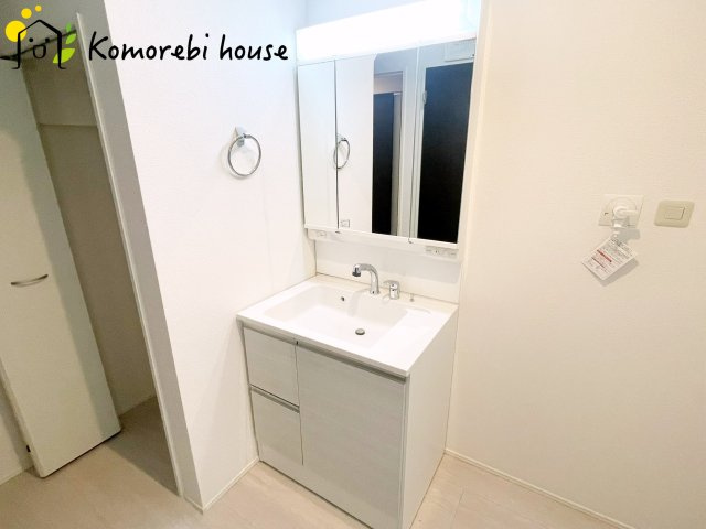 伊奈町栄　4期　新築一戸建て　グラファーレ　01の独立洗面台|散らかりがちな洗面周りもスッキリまとまる収納付き洗面台。タオルや日用品を入れてもゆとりがあり、生活感を見せない美しい空間をつくります。