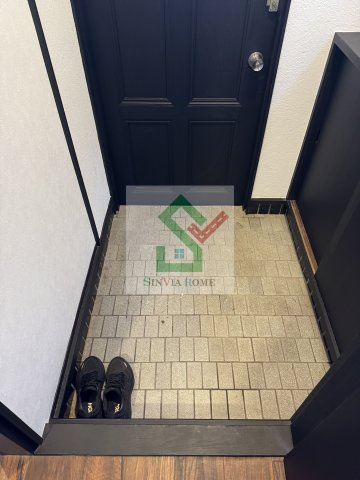 石神貸家の玄関