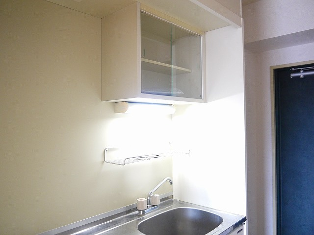 三芳ビルの設備|流しの上に棚があり使い勝手が良いです