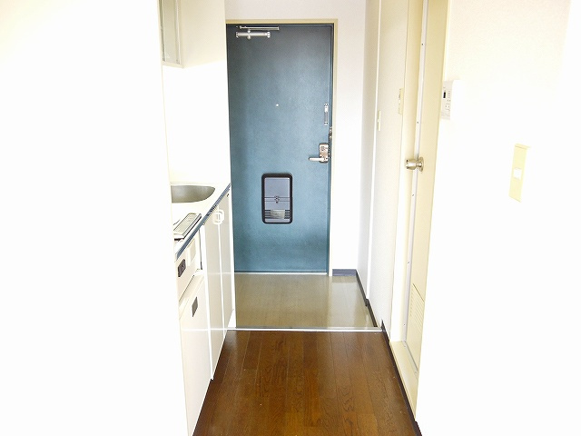 三芳ビルの玄関|収納もある玄関です