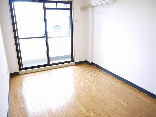 三芳ビルの洋室|個人の部屋や寝室として使える洋室です