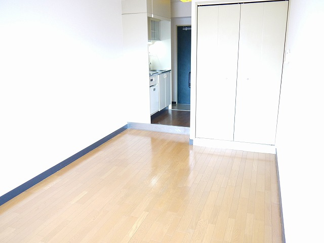 三芳ビルの洋室|落ち着いた色調の洋室です