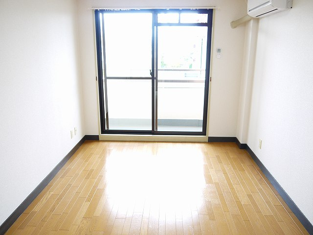 三芳ビルの洋室|ゆったりした洋室です