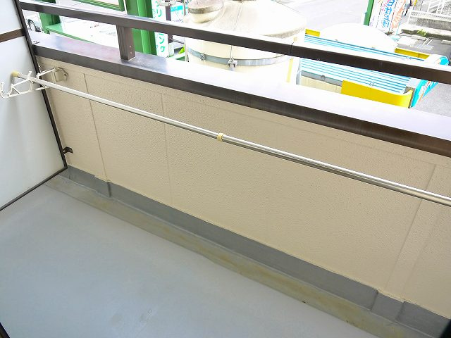 三芳ビルのバルコニー|開放的で明るい空間を演出してくれるバルコニーです