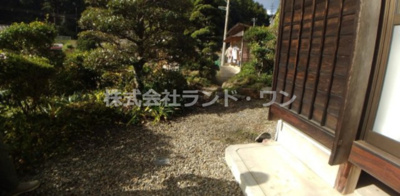 【前面道路含む現地写真】 | 飯能市上直竹下分 | 自宅前にある車庫