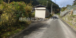 【前面道路含む現地写真】 | 飯能市上直竹下分 | 自宅前にある車庫